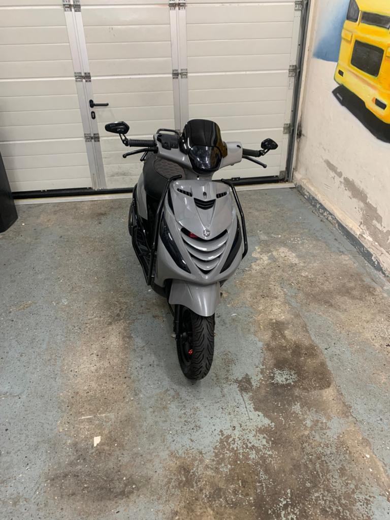 Zip iget 2019 80cc met veel spullen erbij, Ophalen, Zo goed als nieuw, Benzine, Zip
