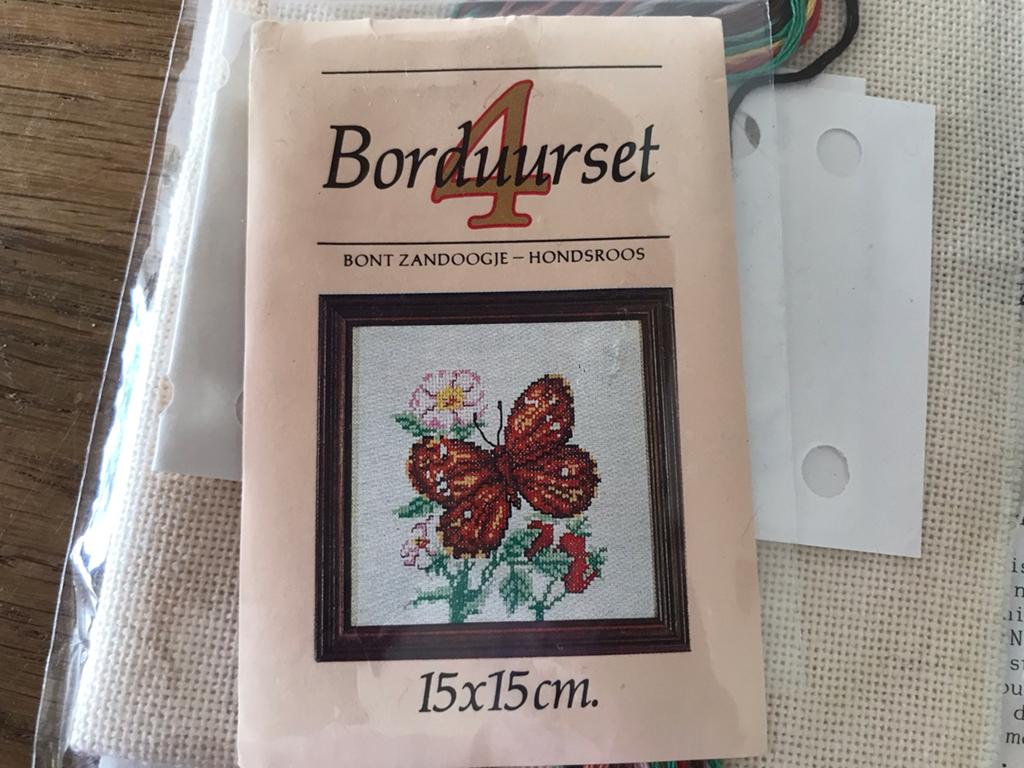Klein borduurpakketje , vlinder , bont zandoogje, Ophalen of Verzenden, Zo goed als nieuw