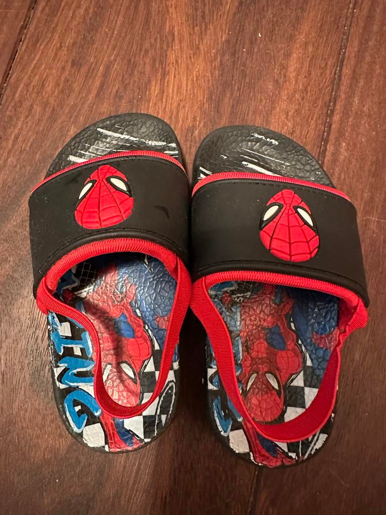 Kinder slippers Spiderman (mt 23) en krabben (mt 25), Ophalen, Zo goed als nieuw, Jongen of Meisje, Overige typen