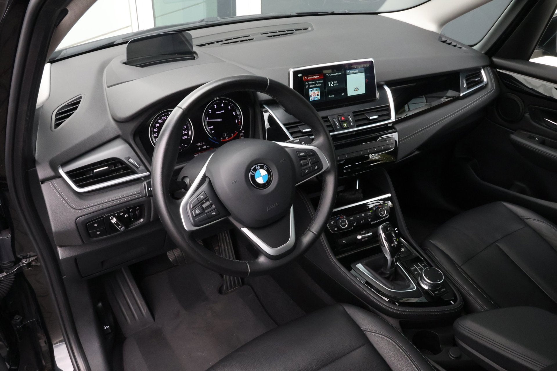 BMW 2-serie Gran Tourer 220i High Executive | LED | TREKHAAK, Auto's, Gebruikt, 2-Serie Gran Tourer, Zwart, Bedrijf