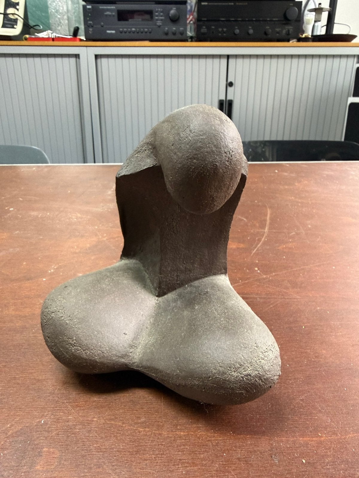 Keramiek scultuur zittend mens 15 cm, Overige onderwerpen, Minder dan 20 cm, Ophalen of Verzenden, Handgemaakt