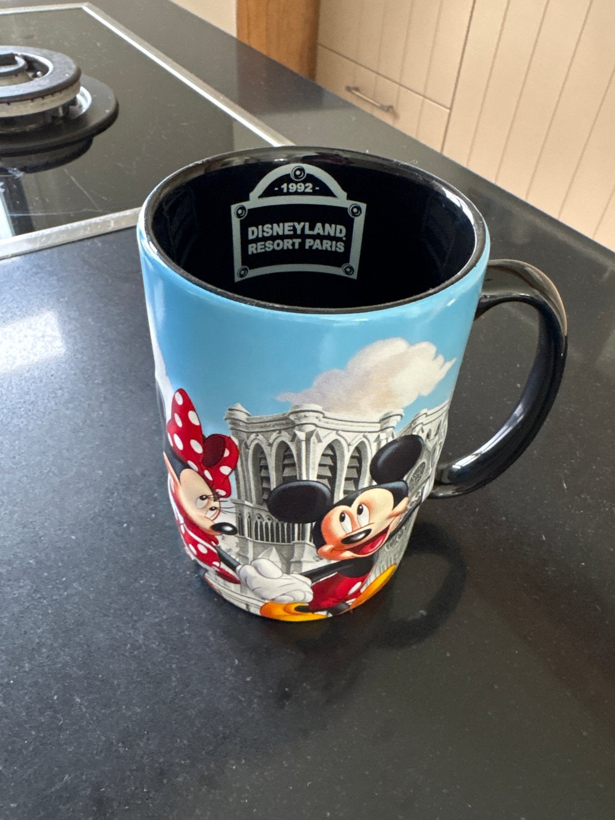 Disneyland Parijs Beker - Mickey & Minnie Mouse Eiffeltoren, Ophalen of Verzenden, Zo goed als nieuw, Meerkleurig, Steen/keramiek