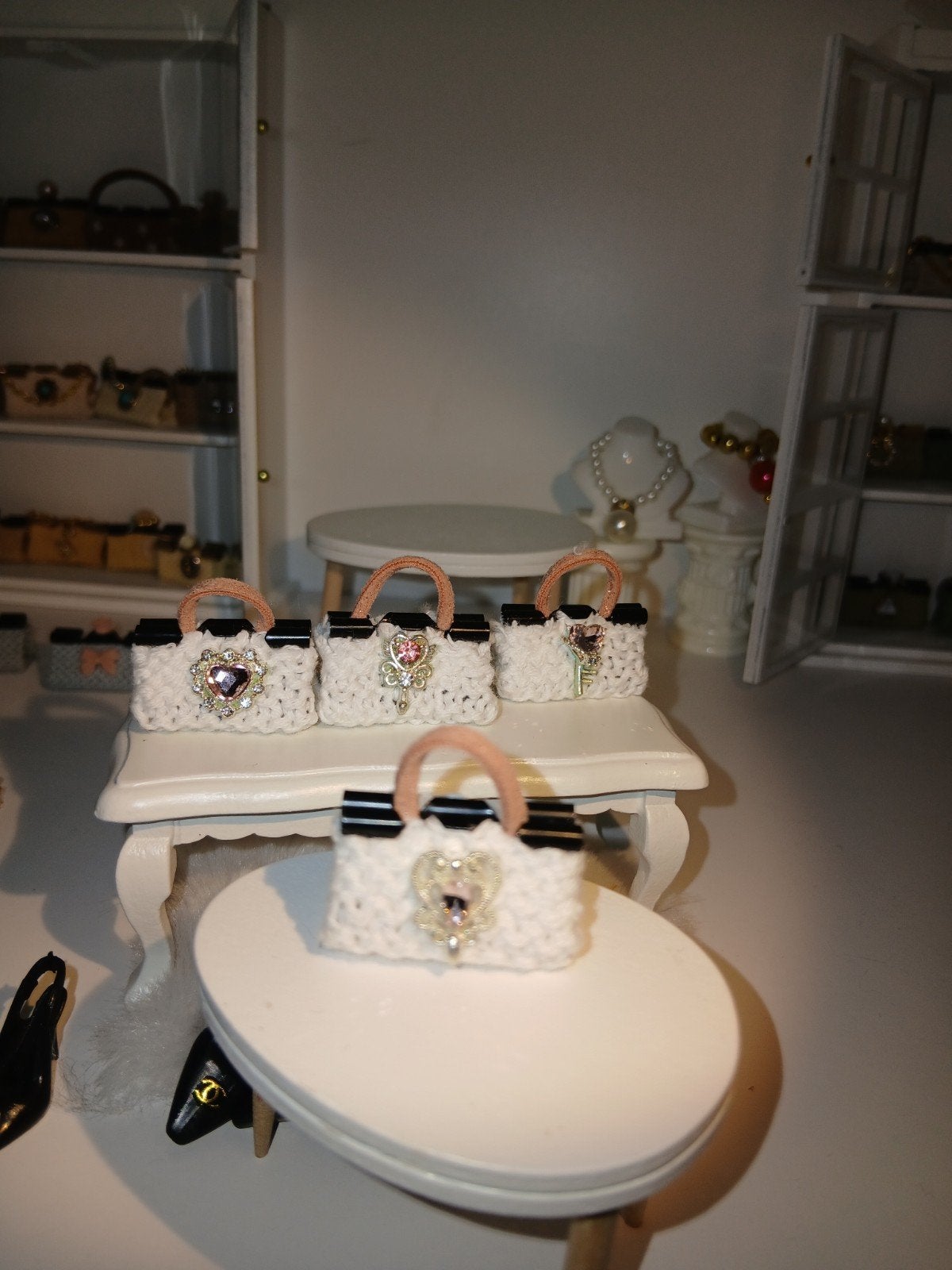 Miniatuur Poppenhuis Barbie Tasjes Wit  Zilverstras Roze, Ophalen of Verzenden, Nieuw, Poppenhuis