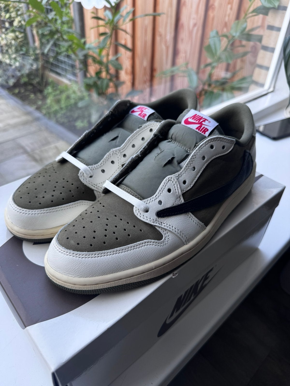 Jordan 1 Low Travis Scott Medium Olive | 44, Wit, Ophalen of Verzenden, Sneakers of Gympen, Zo goed als nieuw