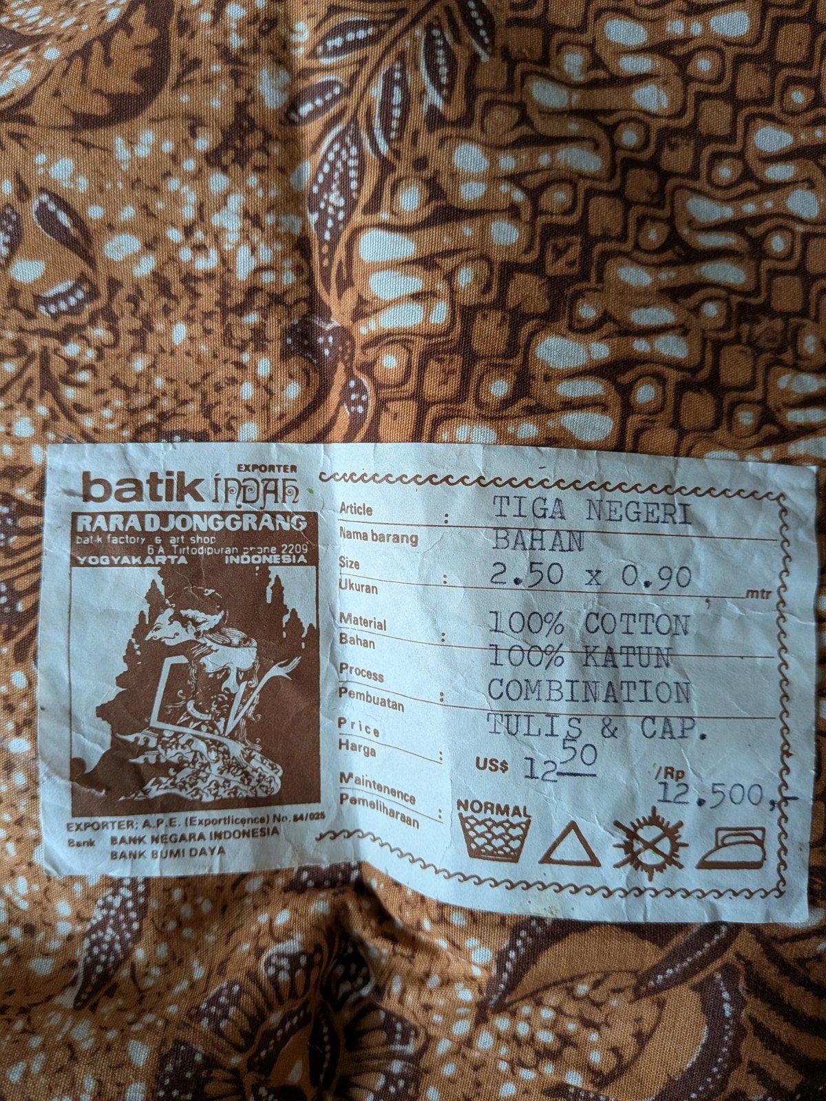 Grote gebatikte lap voor een sarong, Ophalen