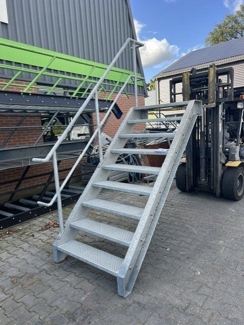 Gegalvaniseerde stalen steektrap met leuning, negen optrede, Doe-het-zelf en Verbouw, Ladders en Trappen, Ophalen, Zo goed als nieuw