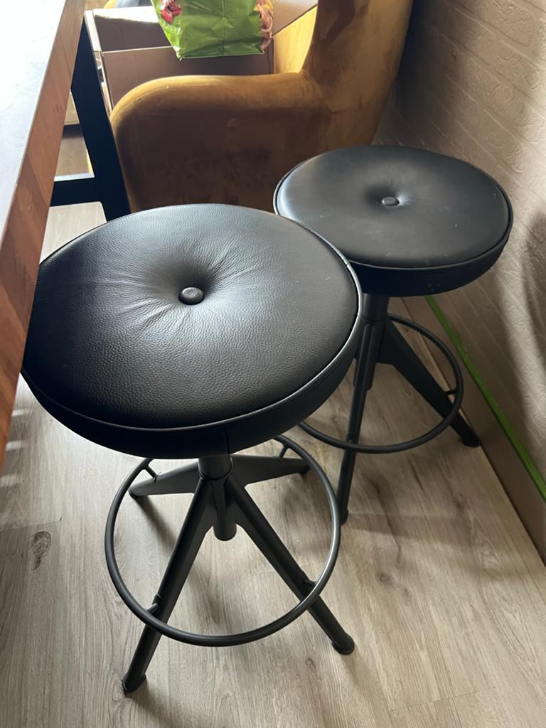 Set van 2 verstelbare zwarte barkrukken, Huis en Inrichting, Barkrukken, Zo goed als nieuw, 90 cm of meer, Leer, 2 krukken, In hoogte verstelbaar