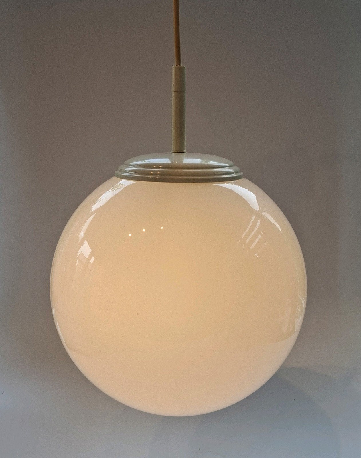 Grote Vintage Opaline Lakro Bollamp, Huis en Inrichting, Lampen | Hanglampen, Ophalen of Verzenden, Glas