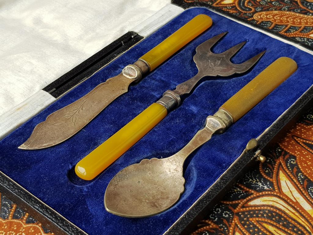 Antiek vork, mes en lepel antiek bestek uit Engeland in etui, Ophalen of Verzenden