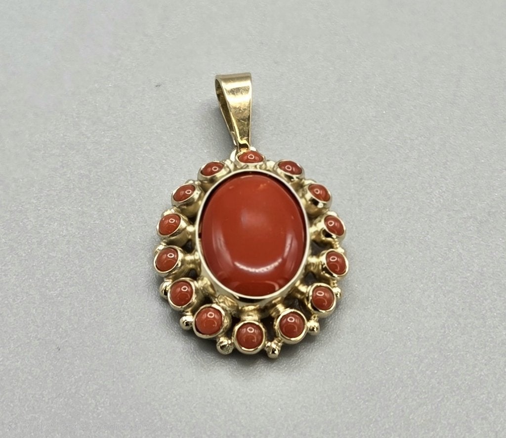 Vintage gouden hanger met bloedkoraal. 2026/577, Sieraden, Tassen en Uiterlijk, Antieke sieraden, Ophalen of Verzenden, Goud, Hanger