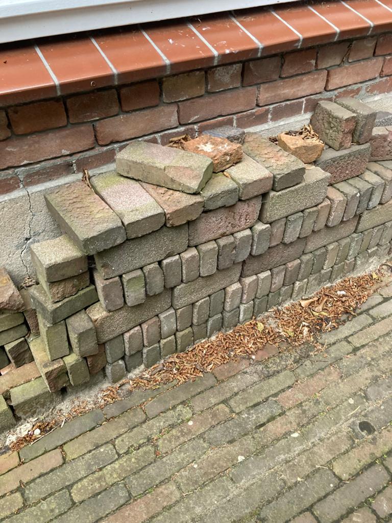 bakstenen en betonnen rand, Doe-het-zelf en Verbouw, Metselstenen, Ophalen, Gebruikt, Bakstenen