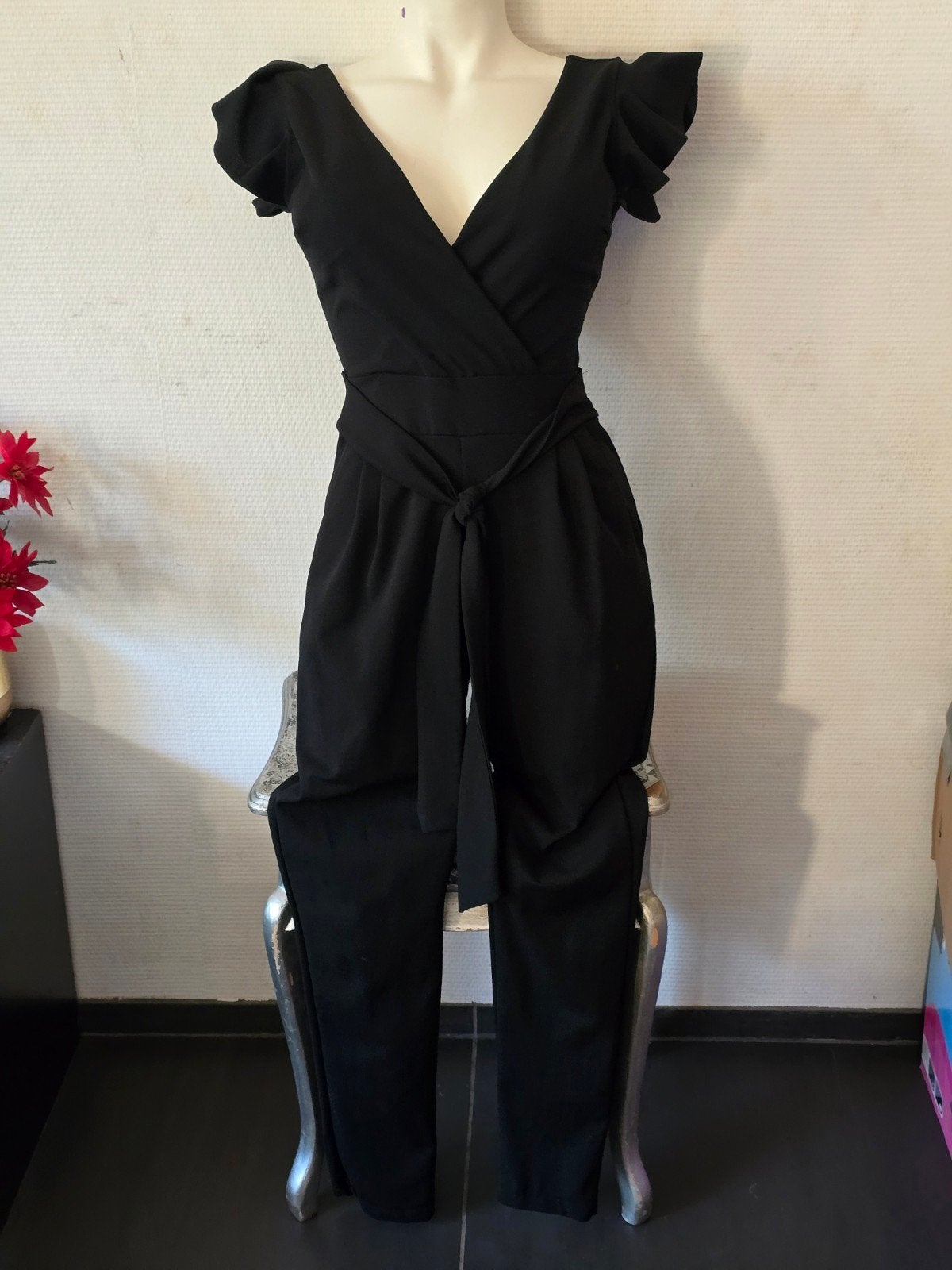 Zwarte jumpsuit met strikceintuur en ruffles maat S, Kleding | Dames, Jumpsuits, Zwart, Ophalen of Verzenden, Onbekend, Maat 36 (S)