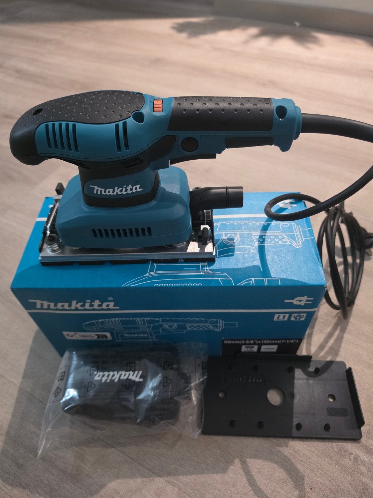 Nieuwe Makita Vlakschuurmachine, Doe-het-zelf en Verbouw, Ophalen of Verzenden, Nieuw, Minder dan 600 watt, Vlakschuurmachine