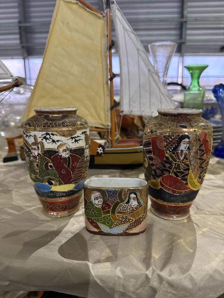 Antieke Japanse Satsuma Vaas met Gedetailleerd Handgeschilde, Ophalen of Verzenden