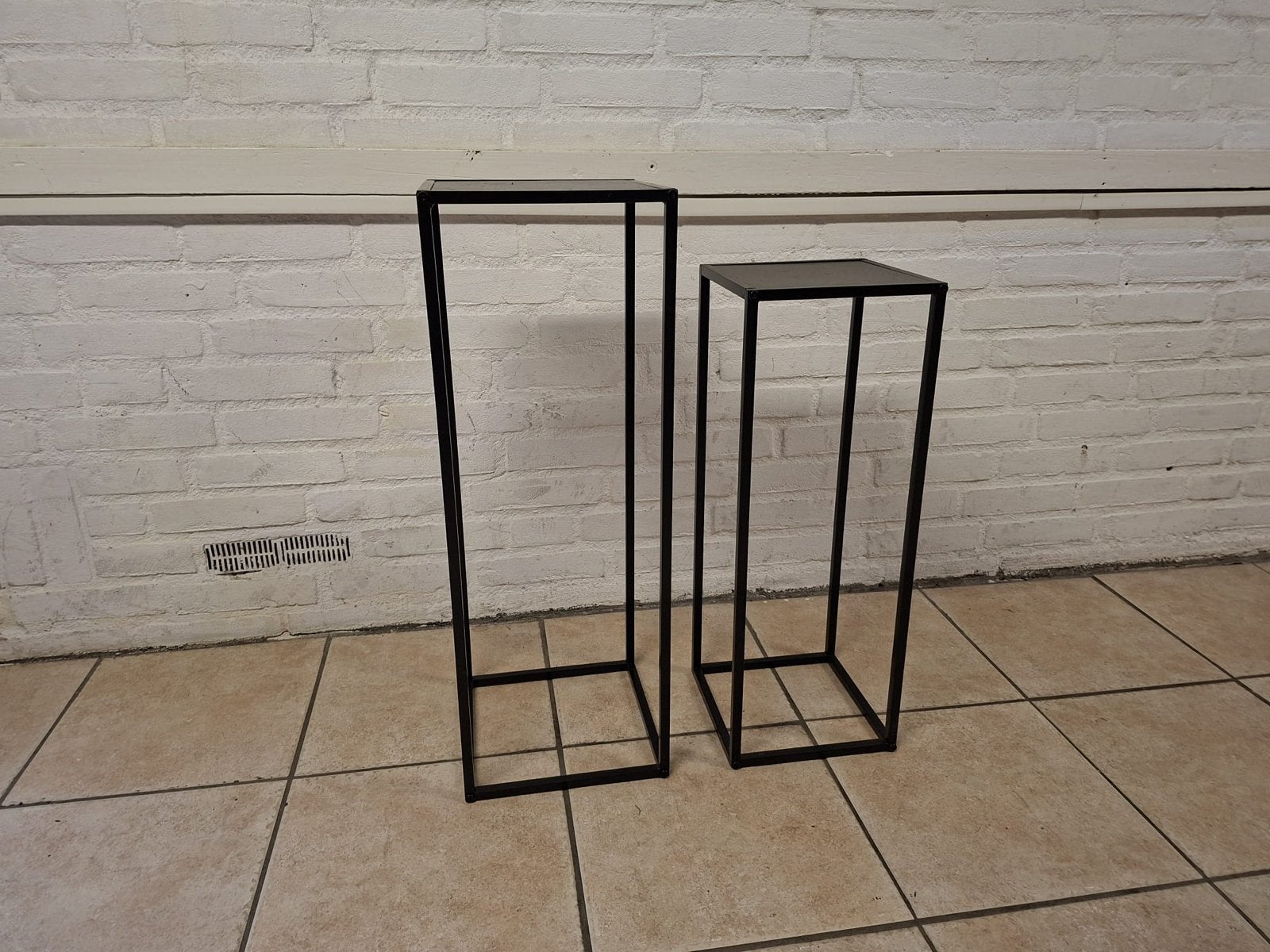 Set van 2 zwarte bijzettafeltjes - 60 en 70 cm hoog, Ophalen, Minder dan 55 cm, Gebruikt, Metaal of Aluminium