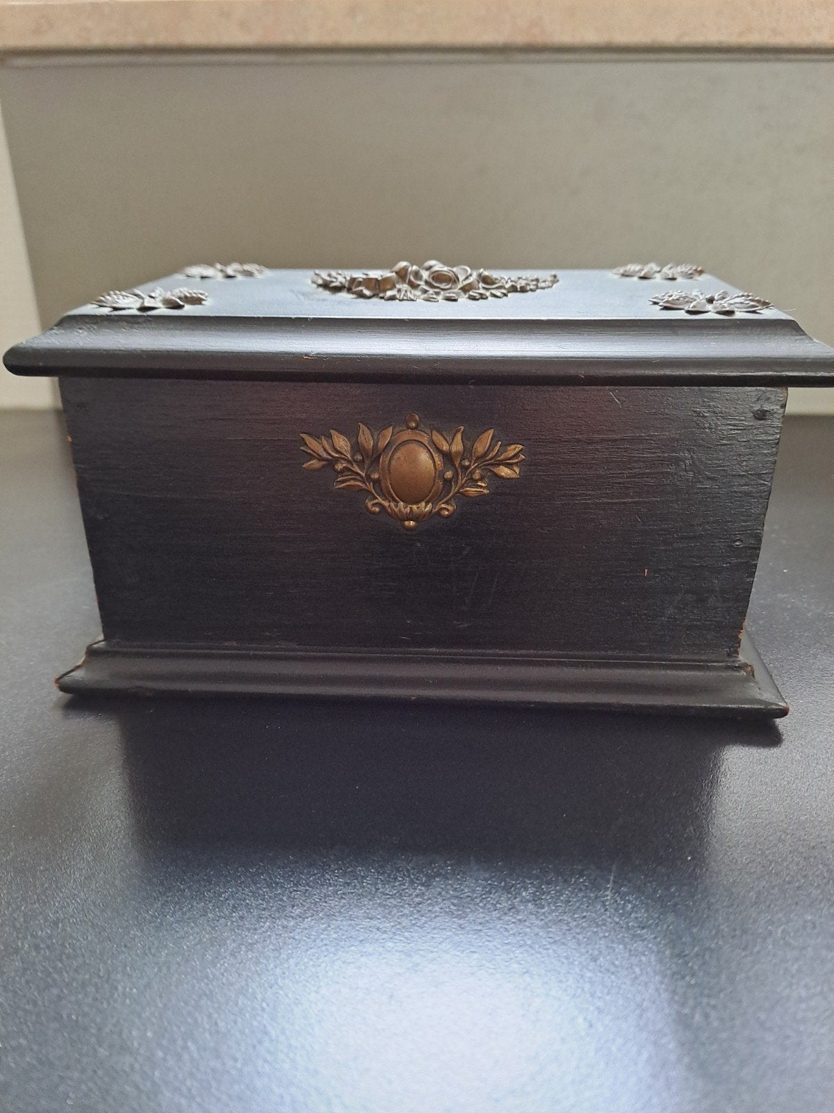 Antieke houten doos met bronskleurige ornamenten, Ophalen of Verzenden