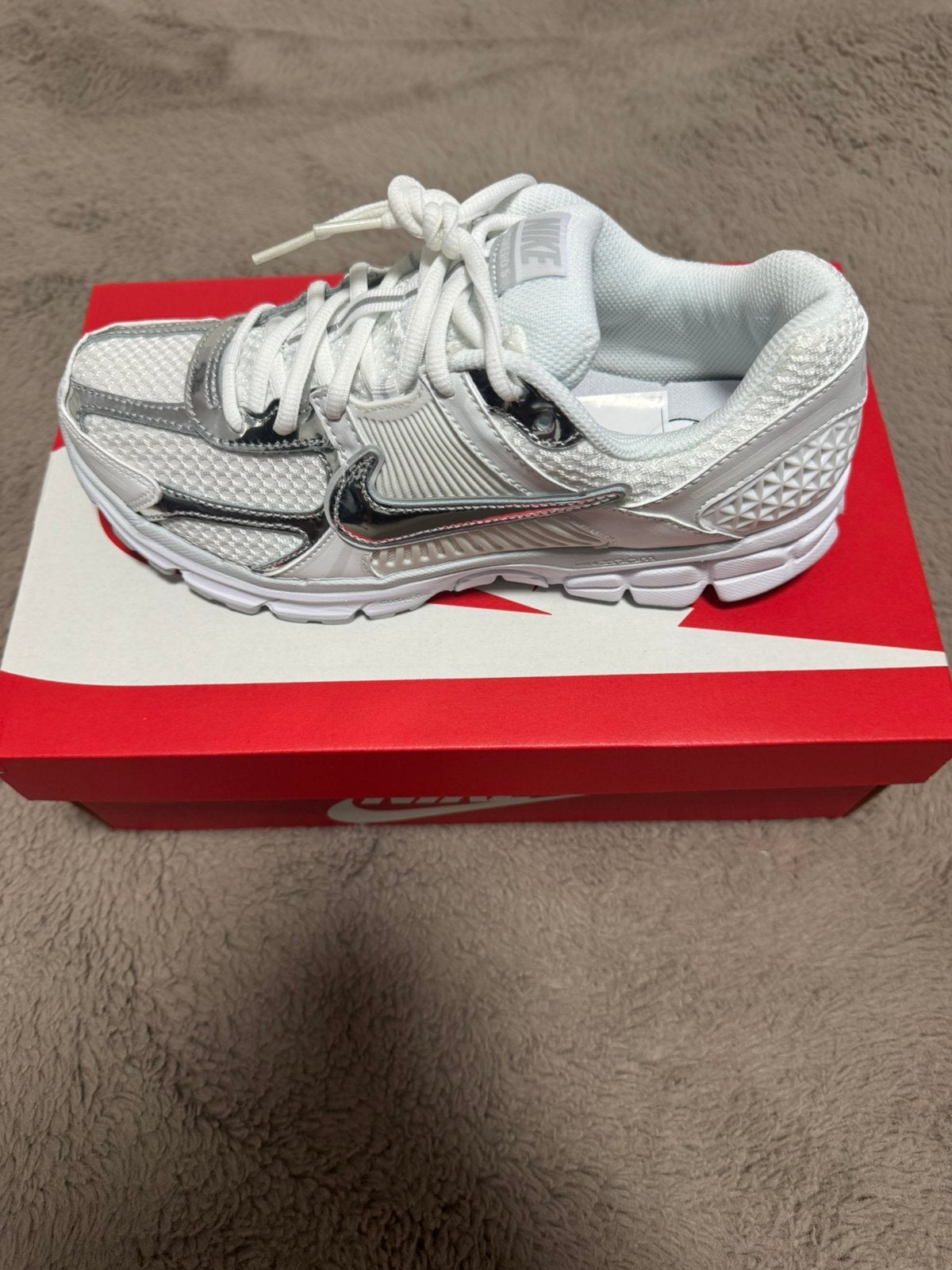 Nike zoom vomero 5 maat 42, Nieuw, Ophalen of Verzenden, Wit, Sportschoenen