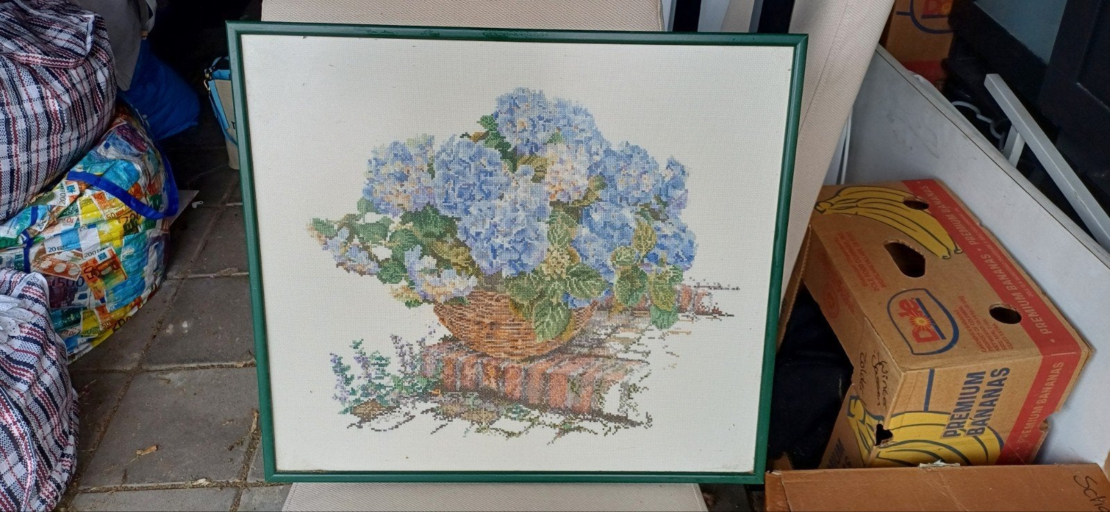 Hortensia borduurwerk in groene lijst en ontspiegeld glas br, Ophalen of Verzenden, 50 tot 75 cm, Schilderij