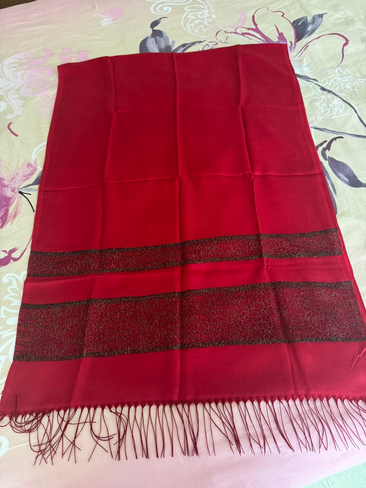 Mooie rooie zijde sjaal. Afmetingen 188x 64 cm., Kleding | Dames, Ophalen of Verzenden, Zo goed als nieuw, Maat 46/48 (XL) of groter