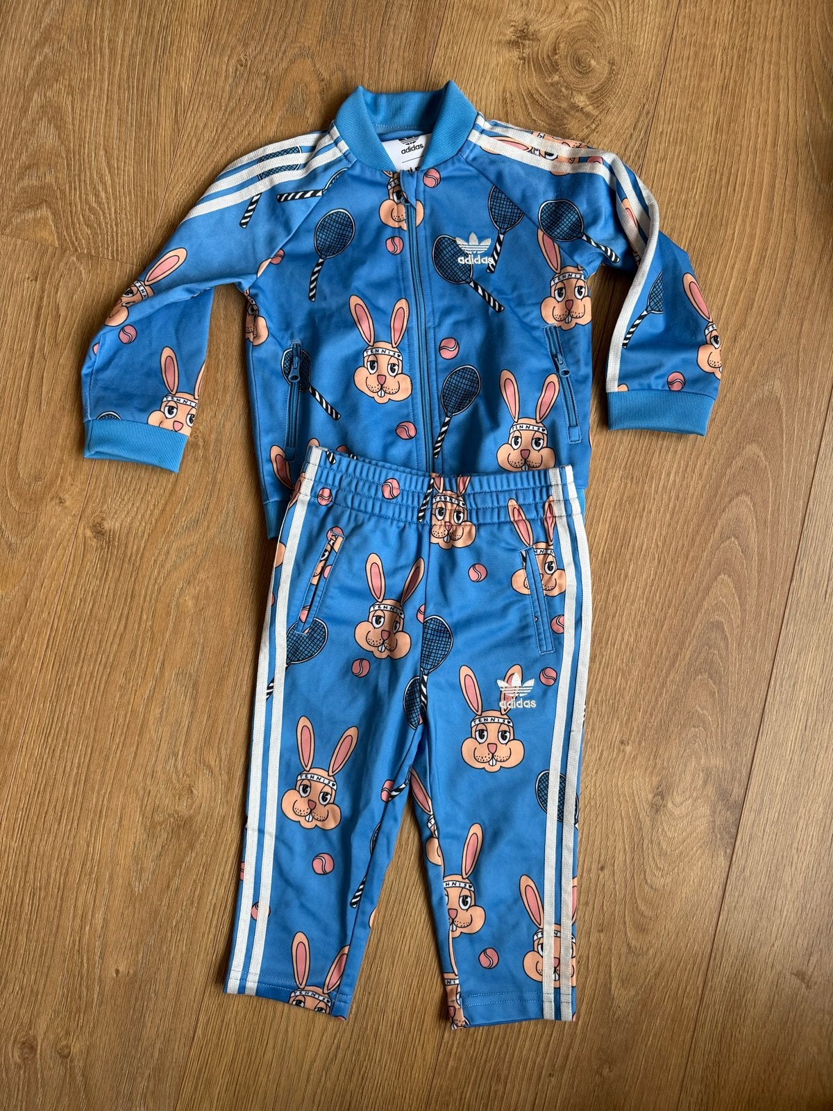 Mini Rodini x Adidas joggingspak bunny tennis 80-92, Ophalen of Verzenden, Zo goed als nieuw, Jongen of Meisje