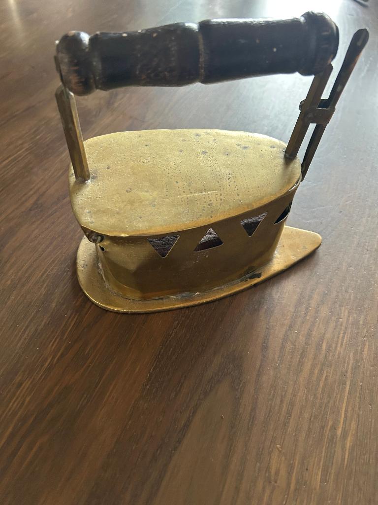 Antiek messing strijkijzer met houten handvat, Ophalen