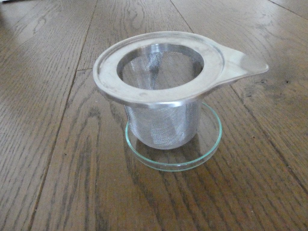 Metalen thee-filter met glazen lekbakje uit de jaren '60, Ophalen of Verzenden