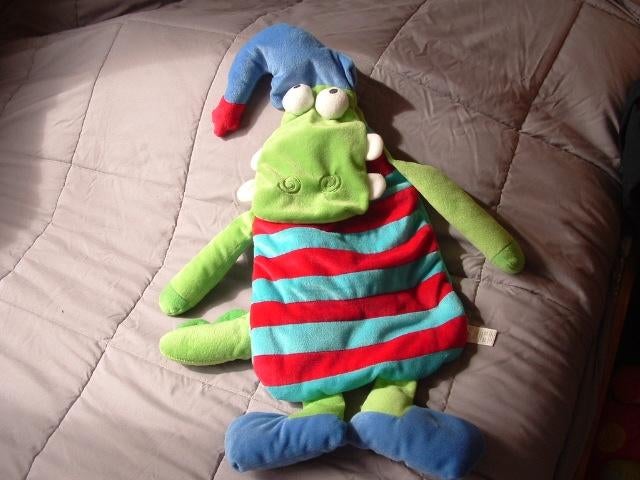NINO & IDEAS KROKODIL VELOURS GROEN MET BLAUW/ROOD, Ophalen of Verzenden, Nieuw, Overige typen