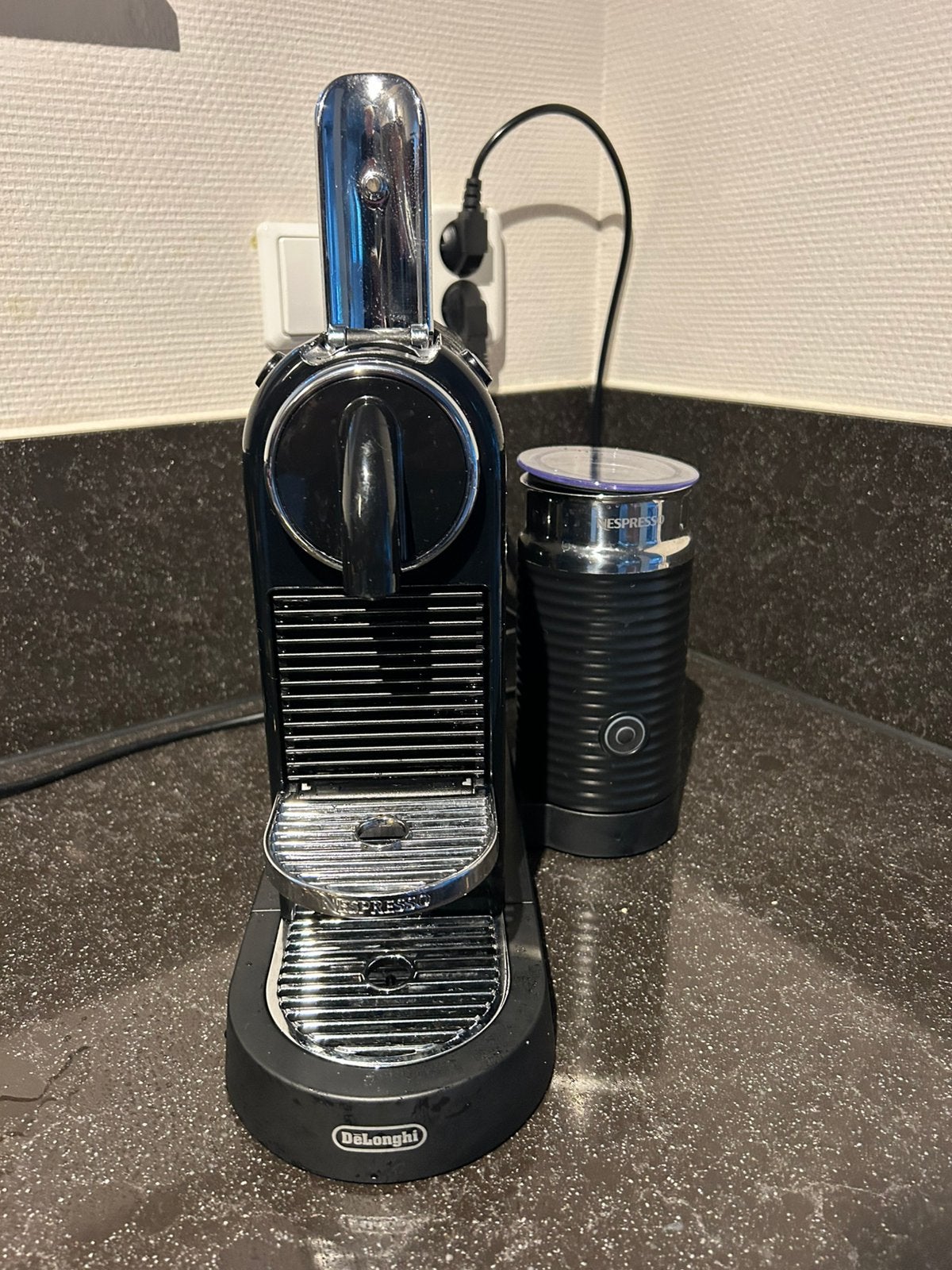 Foto 2 van DeLonghi koffiezetter met melkopschuimer