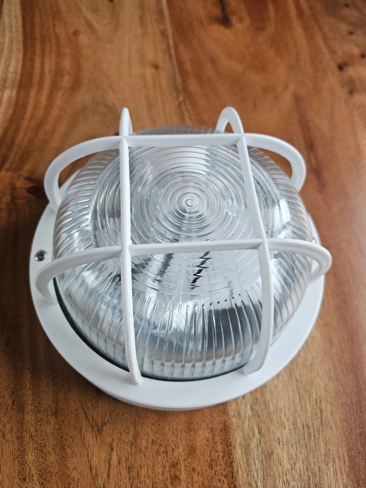 Witte buitenlamp met rooster -  nieuw, Ophalen of Verzenden, Nieuw, Kunststof, Wit