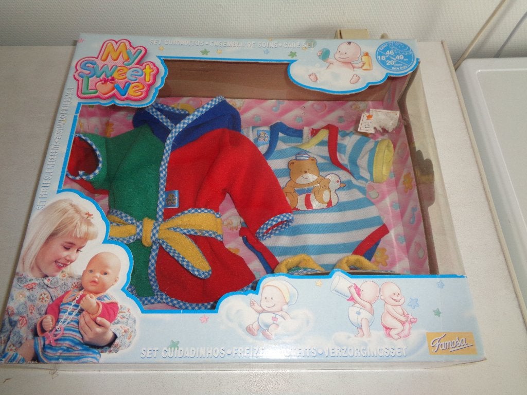 Poppen kleding set.Famosa. Van 30 voor 5 euro.Nieuw., Ophalen of Verzenden, Nieuw, Kleertjes