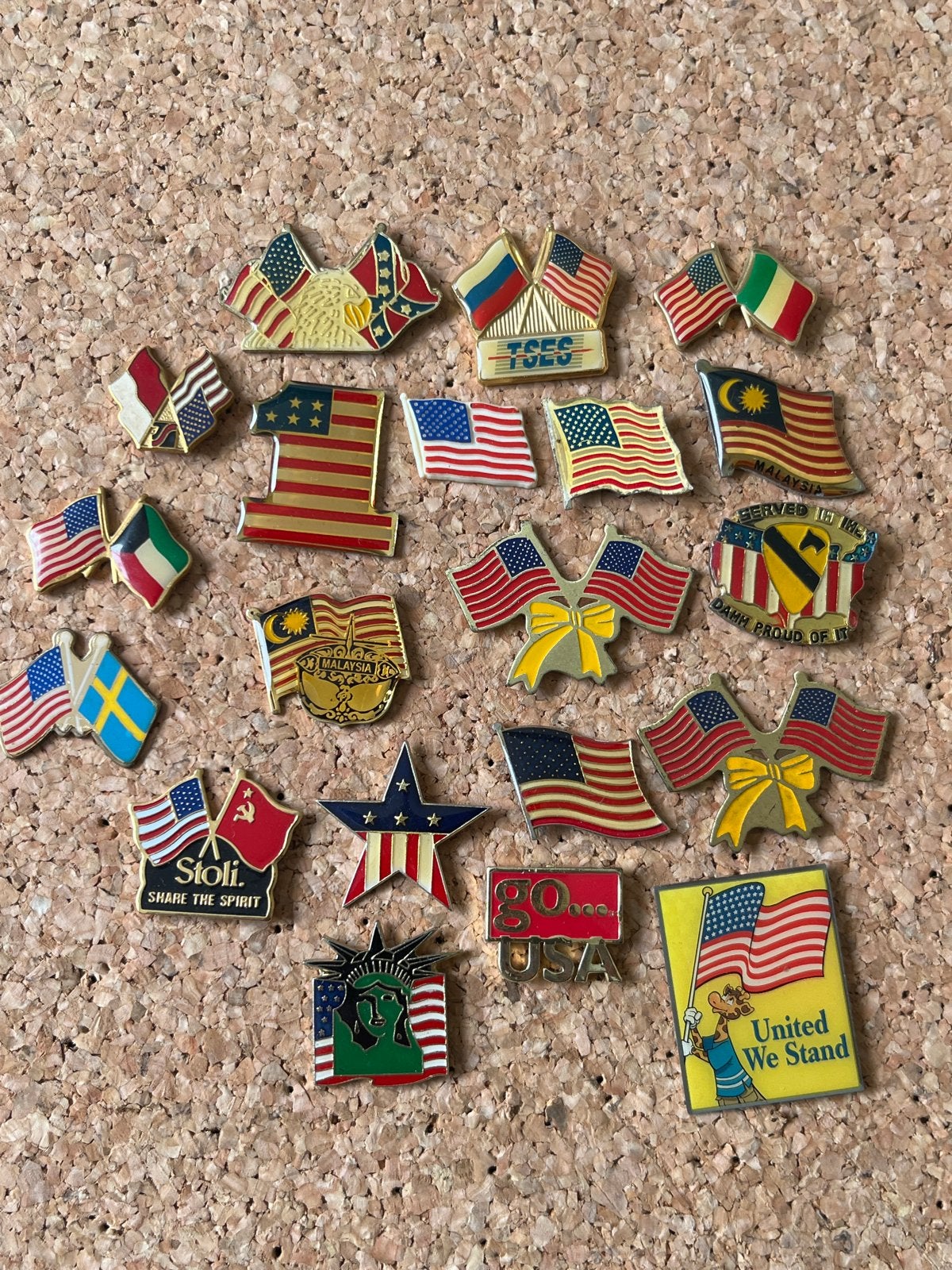 Verzameling van diverse vlaggen pins en buttons, Gebruikt, Ophalen of Verzenden, Button, Nvt