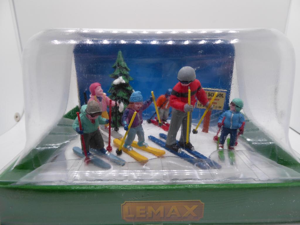 Lemax Item  - Skiing class -  Ik ruim op, Diversen, Kerst, Nieuw, Ophalen of Verzenden