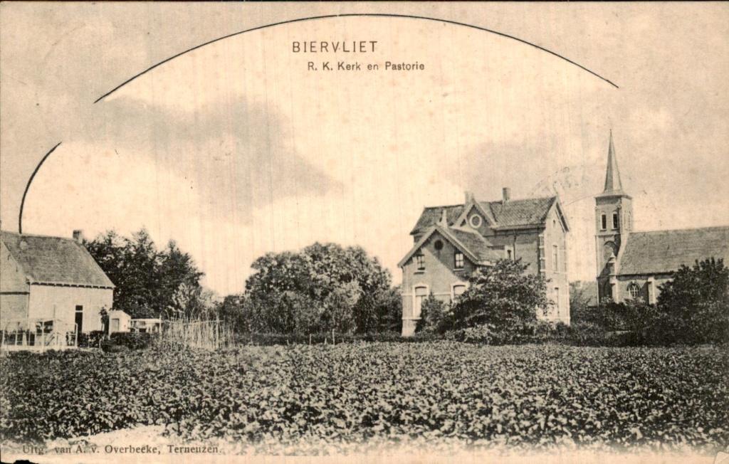 Biervliet - R.K. Kerk en Pastorie - Ansicht, Ophalen of Verzenden, Voor 1920, Gelopen, Zeeland