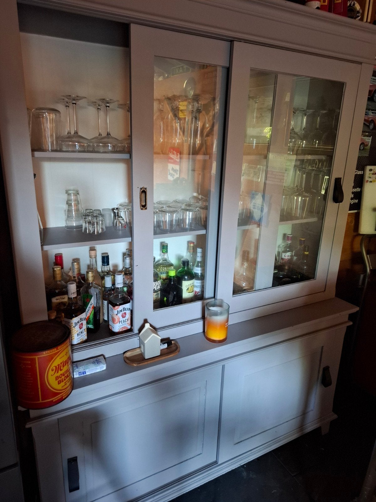 Stijlvolle vitrinekast met schuifdeuren, Huis en Inrichting, Ophalen, 100 tot 150 cm, Glas, Klassiek, Landelijk