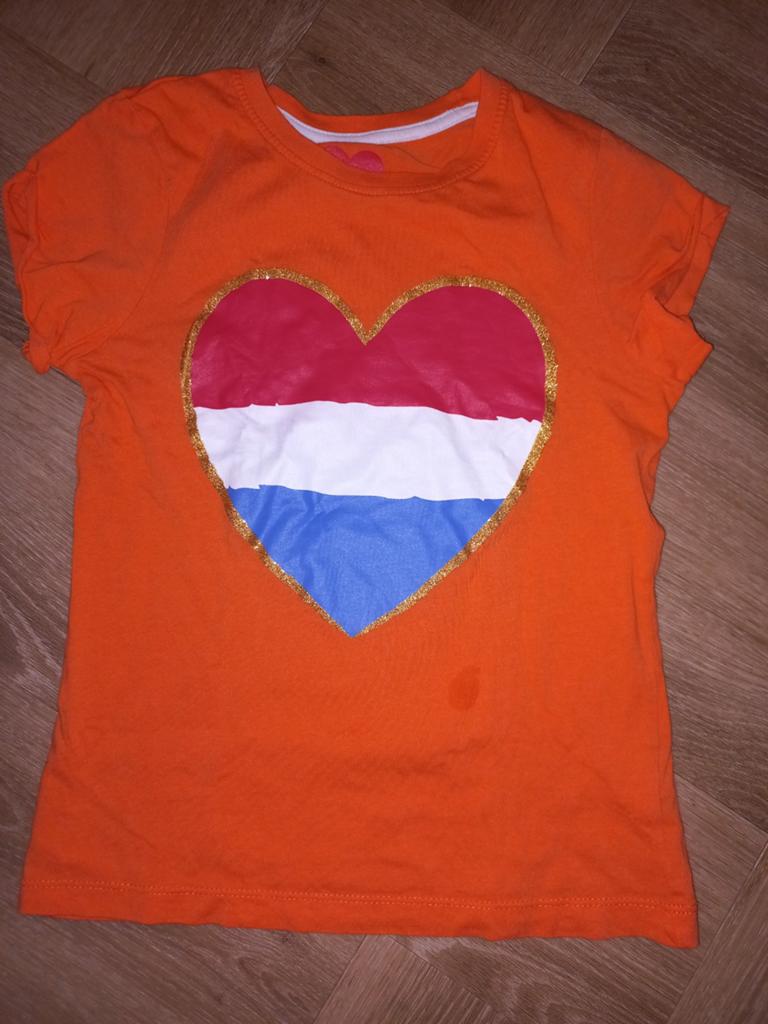 Oranje T-shirt maat 128 met Nederlandse vlag hart, Kinderen en Baby's, Kinderkleding | Maat 128, Gebruikt, Jongen of Meisje, Ophalen of Verzenden
