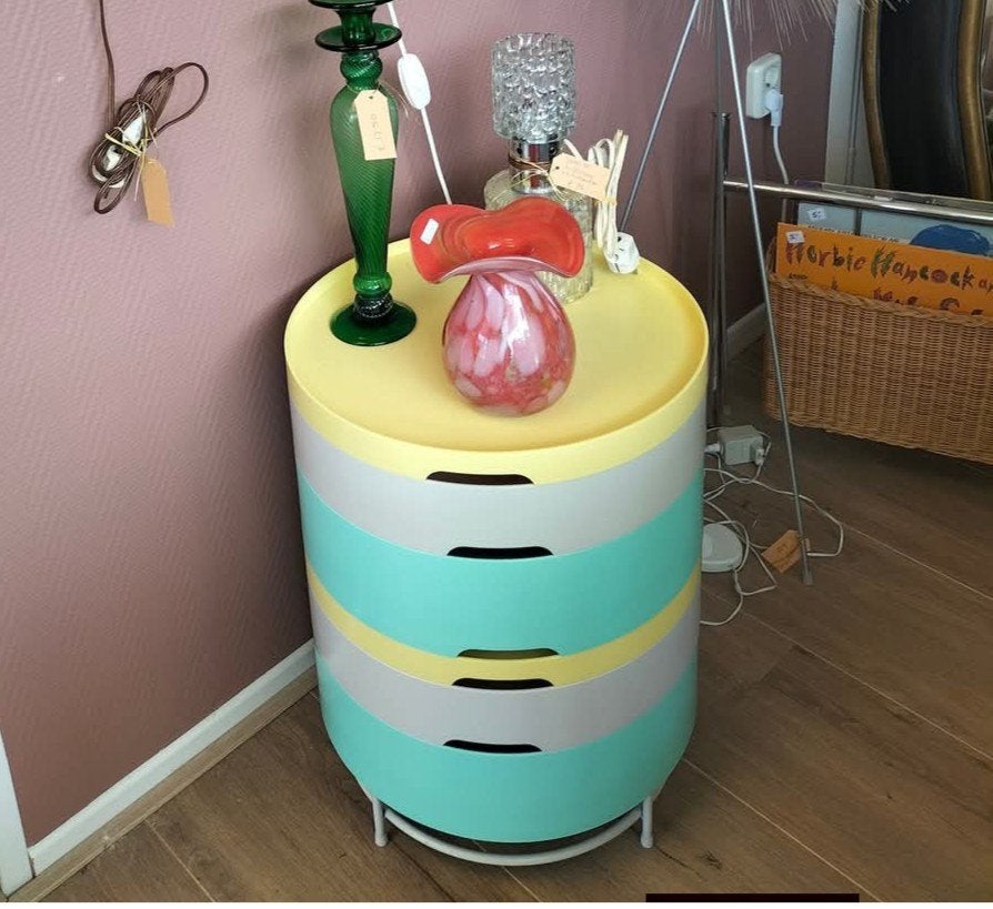 Vintage bijzettafel met opbergruimte- kleurrijk en speels, Huis en Inrichting, Tafels | Bijzettafels, Ophalen, Minder dan 55 cm