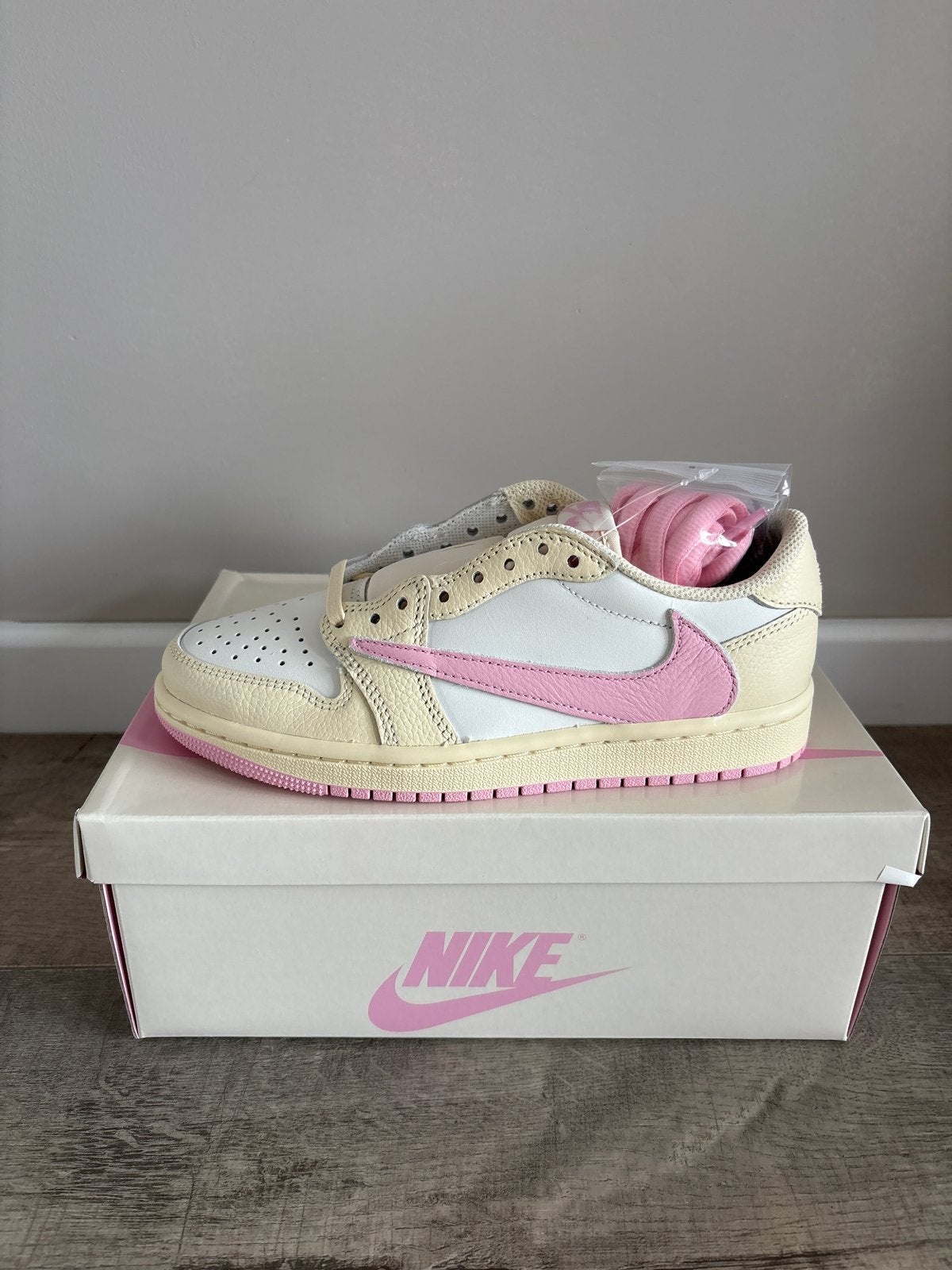 Jordan 1 shy pink Low Travis Scott Roze maat 36, Ophalen, Nieuw, Roze, Sneakers of Gympen