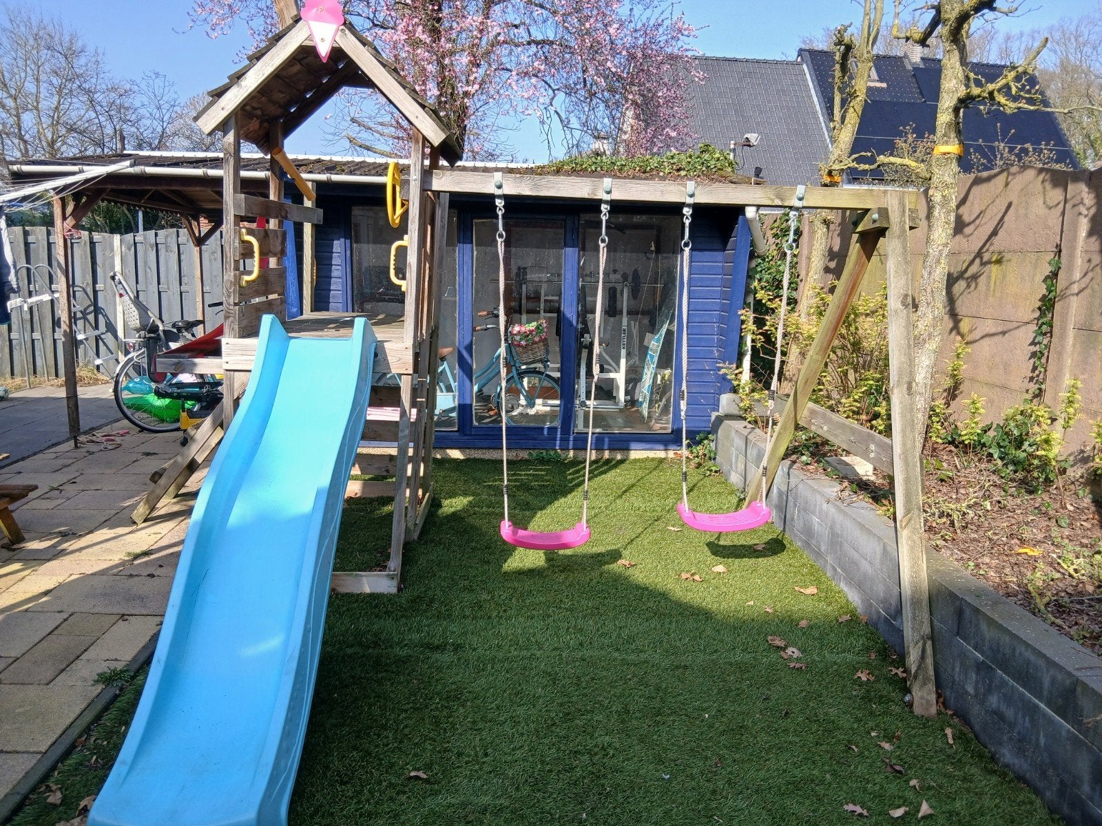 Houten speeltoestel met glijbaan, schommels en klimwand, Kinderen en Baby's, Ophalen, Gebruikt, Glijbaan