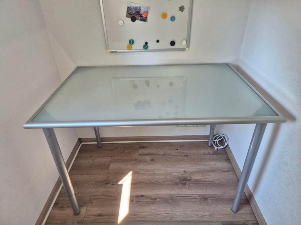 IKEA Vika Lauri Bureau - Verstelbaar in Hoogte, Ophalen, Gebruikt