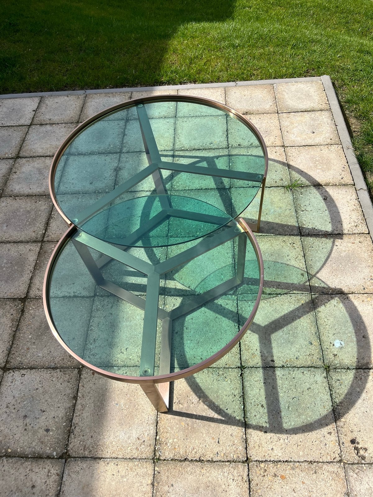 Glazen salontafel met koperkleurig frame, Huis en Inrichting, Tafels | Salontafels, Ophalen, 50 – 75, Gebruikt, Rond