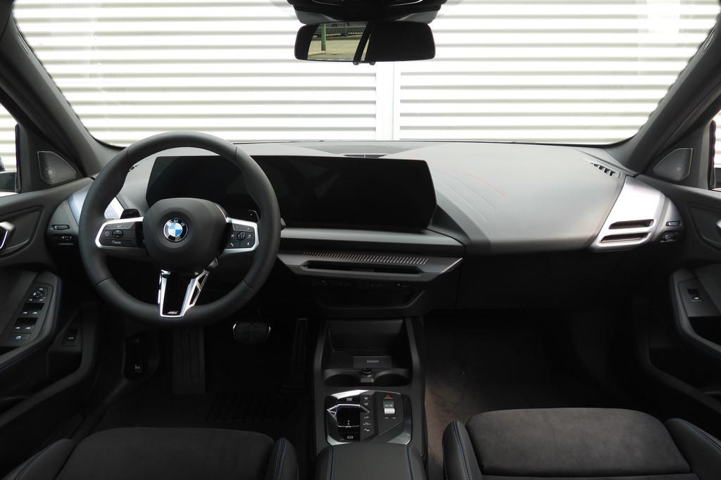 BMW 1 Serie 120 M Sport Automaat / M Sportstoelen / Adaptiev, Zwart, 156 pk, Bedrijf, 3 cilinders