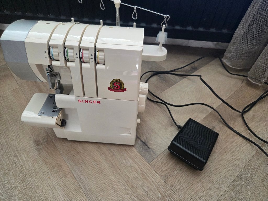 Singer Lockmachine (4-draads) – In nette staat met pedaal, Ophalen, Gebruikt, Lockmachine, Singer