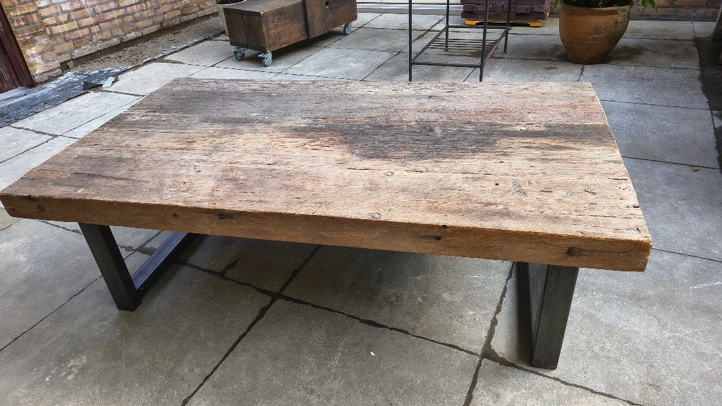 Robuuste houten salontafel met metalen frame, Huis en Inrichting, Tafels | Salontafels, Ophalen, Overige materialen, Gebruikt
