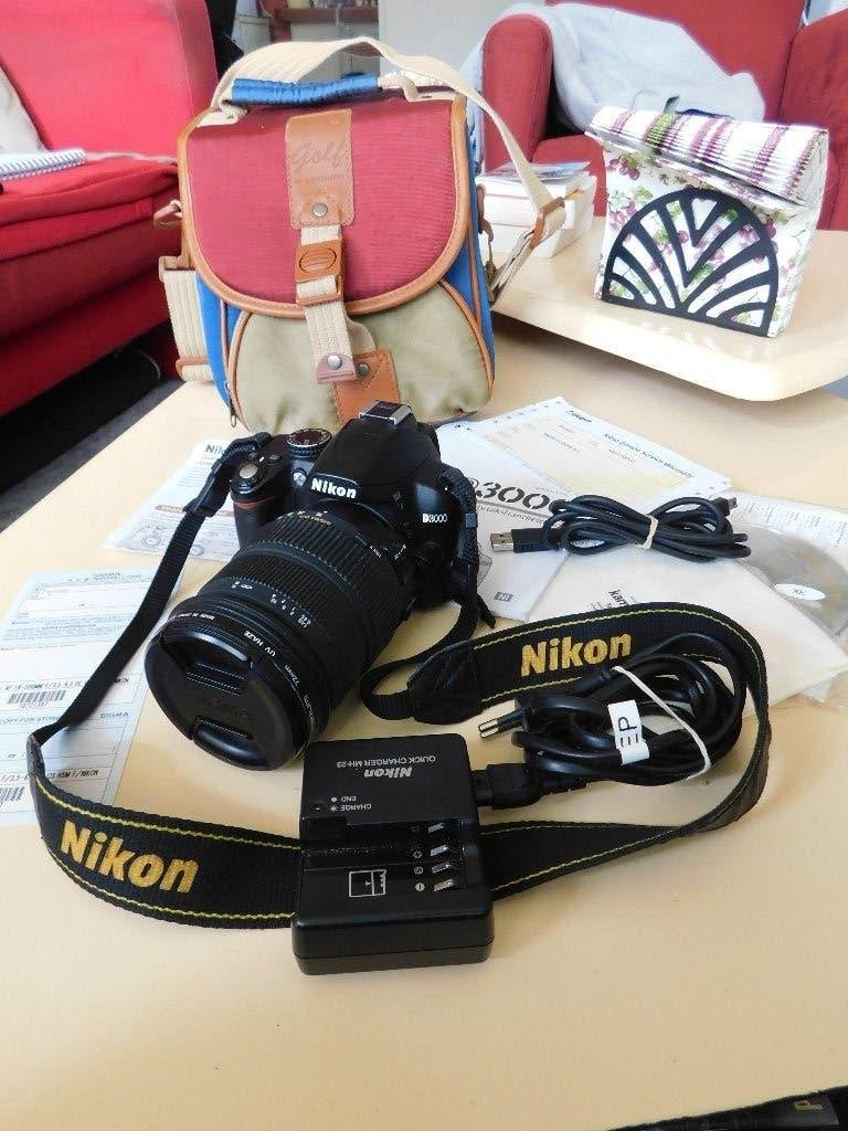 Nikon D3000 + Sigma 18-200mm lens . Plus extra's ..., Geheugenkaart, Ingebouwde flitser, Ophalen of Verzenden, Zo goed als nieuw