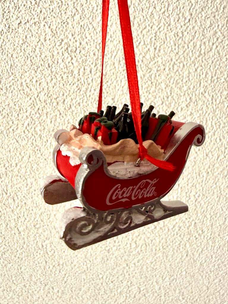 Kerst ornament Coca Cola arreslee met flesjes + cadeaus er, Ophalen, Nieuw
