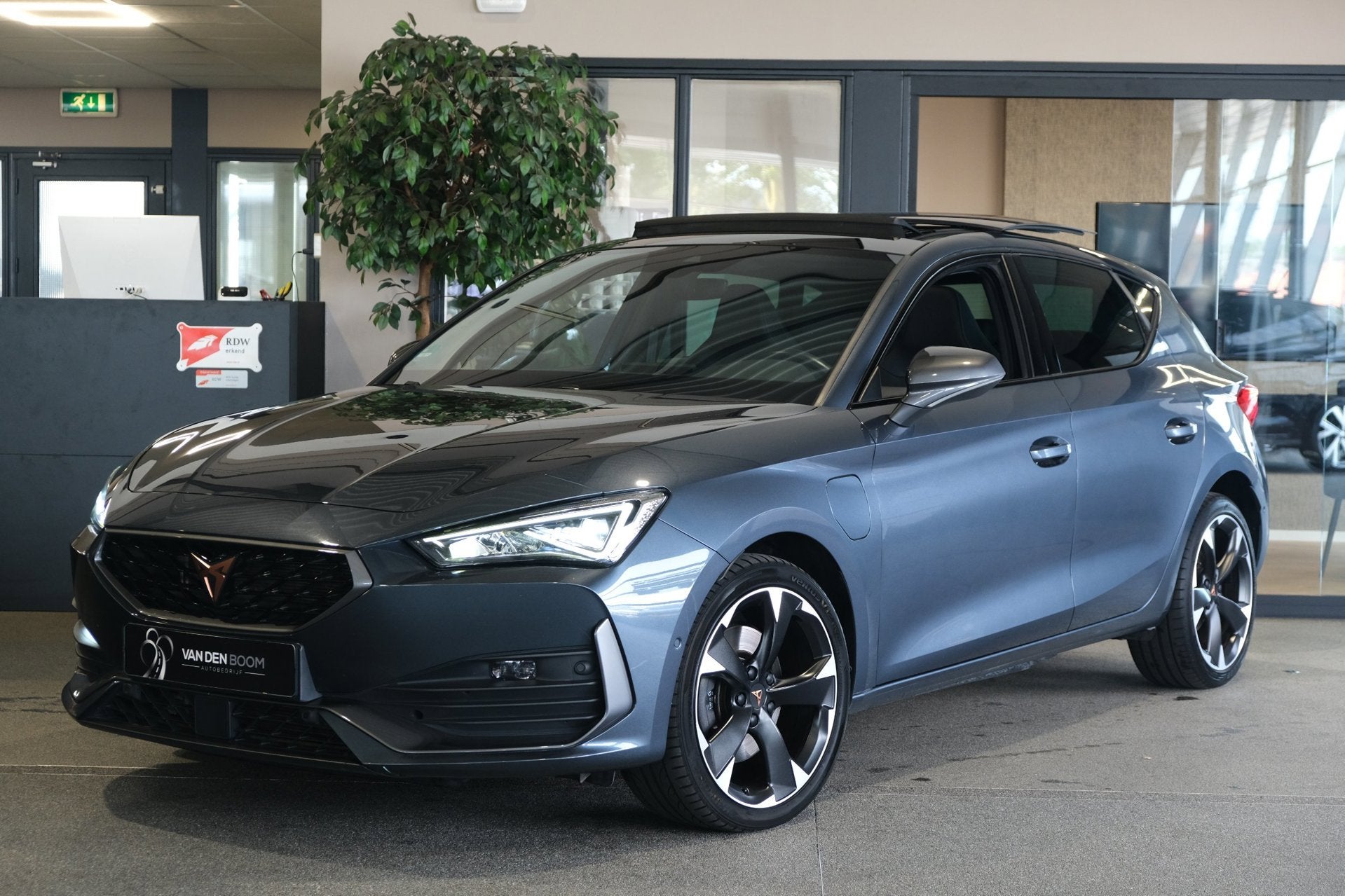 CUPRA Leon 1.4 e-Hybrid 204PK Pano Led Cam Navi ACC Virtual, Auto's, Dealer onderhouden, 77 km/l, Zwart, 4 cilinders