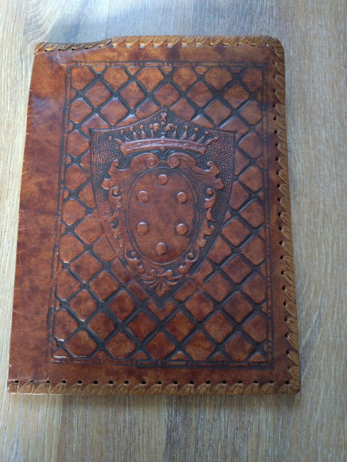 Vintage Leren Boekhoes met Reliëf en Medici Wapen, Ophalen of Verzenden, Onbekend, Europa overig