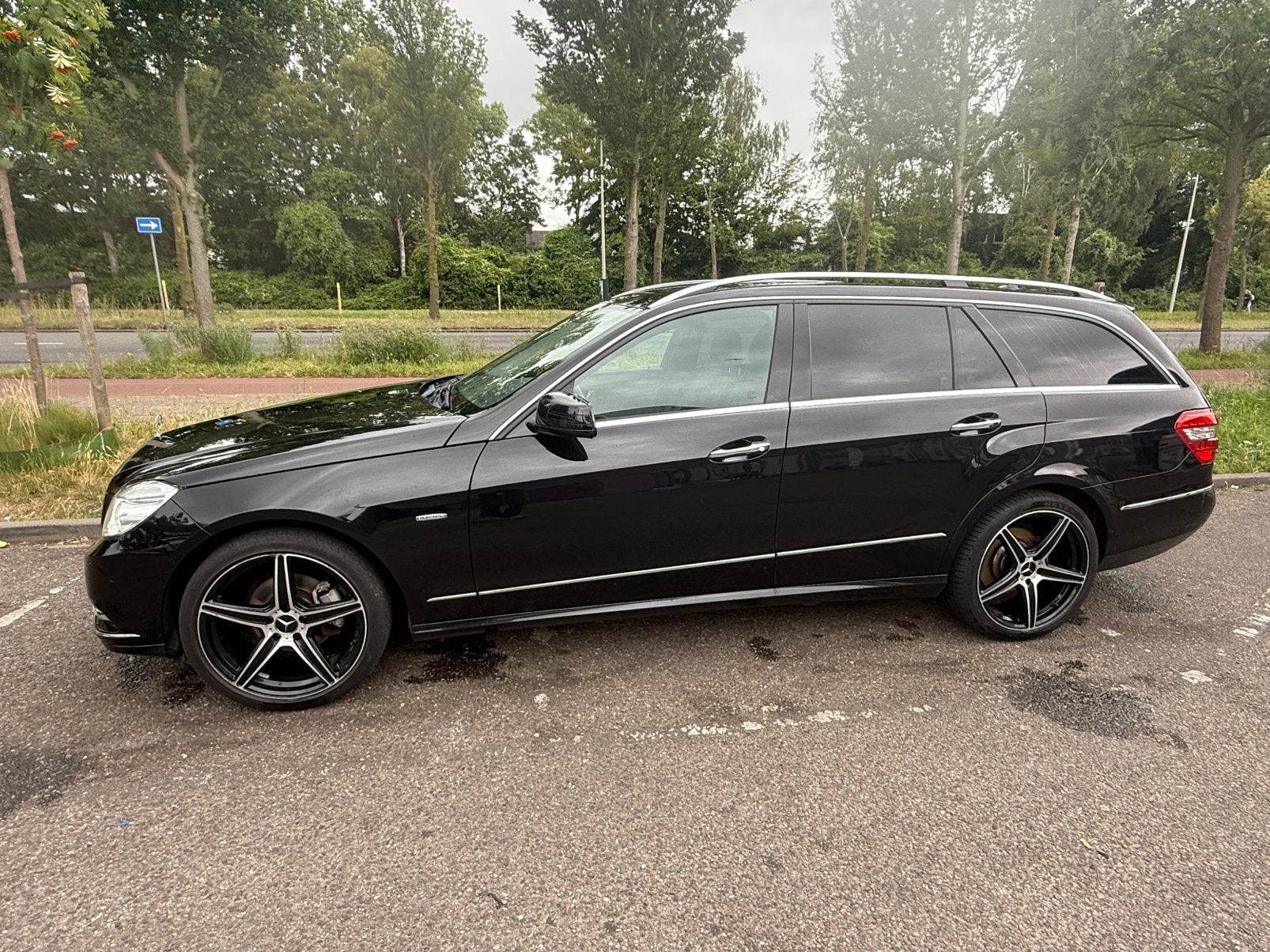 Mercedes-Benz E-Klasse 1.8 E200 CGI 7 Pers.!, Auto's, Mercedes-Benz, Achterwielaandrijving, Bi-Xenon koplampen, Zwart, 4 cilinders