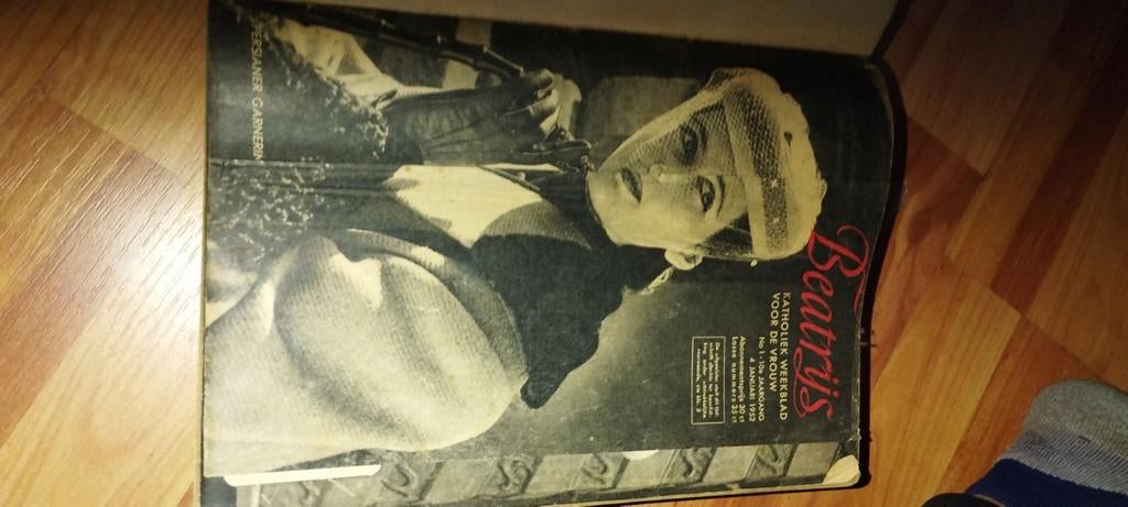 Beatrijs: 26 uitgaven voor vrouwen in één boek uit 1952, Ophalen of Verzenden, Gelezen, Damesbladen
