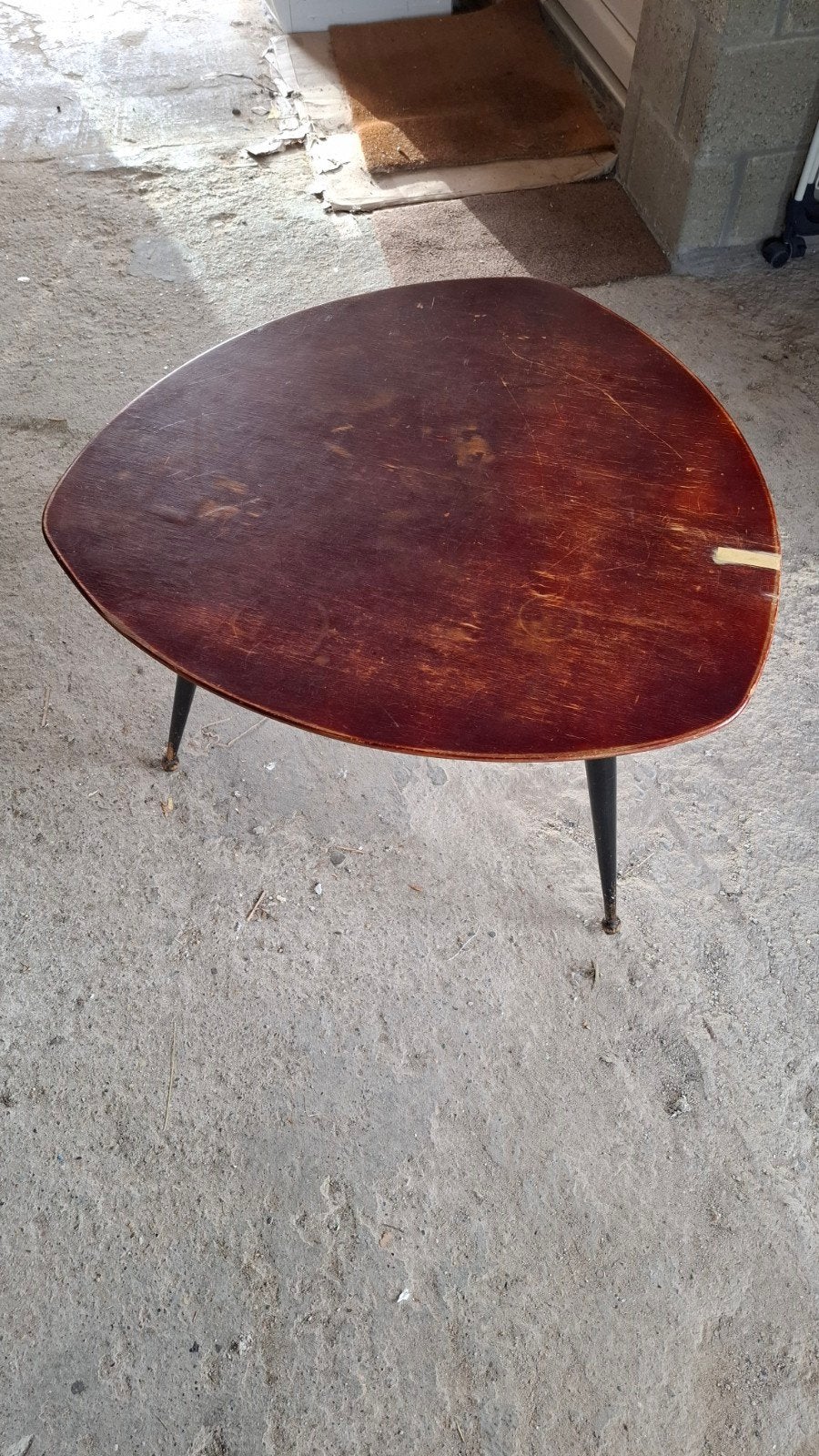 Vintage bijzettafeltje (heeft wat liefde nodig), Huis en Inrichting, Woonaccessoires | Krantenbakken en Lectuurbakken, Ophalen